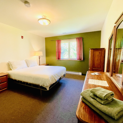 Standard Room (Queen Bed)